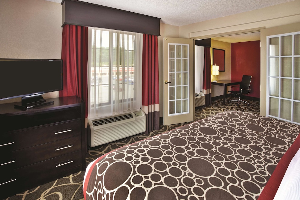 Deluxe Room, 1 Bedroom, Non Smoking (1 King Bed) photo 2
