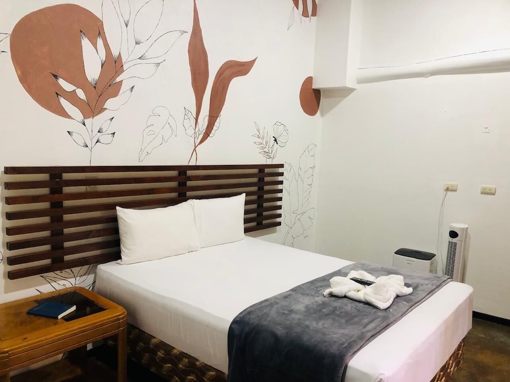 Basic Double Room, 1 King Bed photo 3