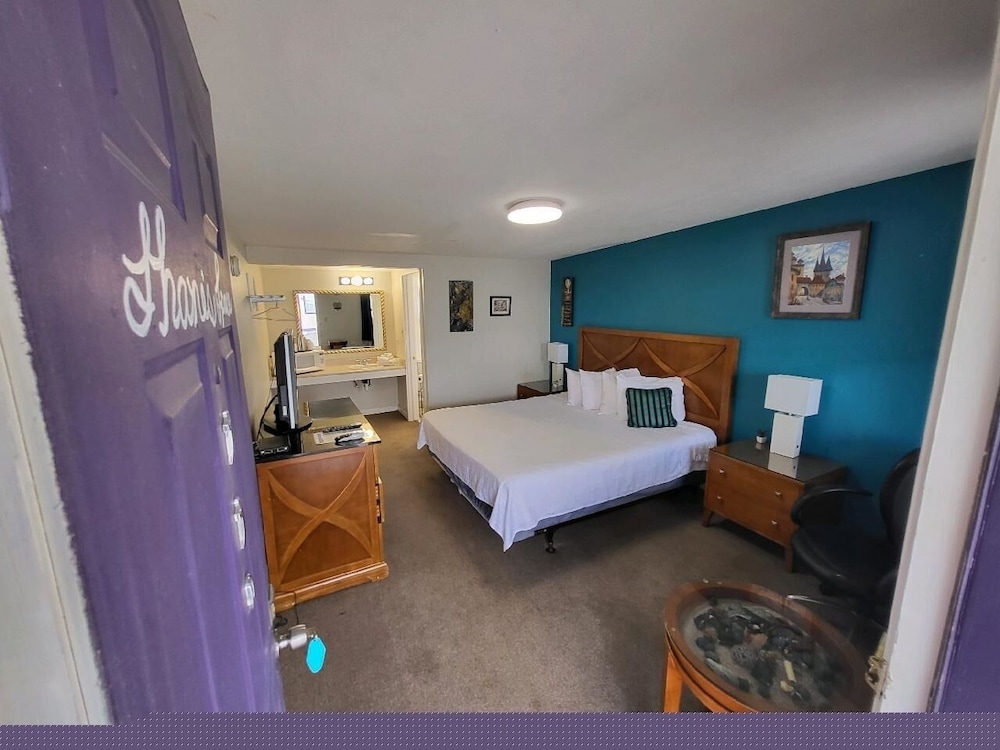Comfort Room, 1 King Bed, Non Smoking, Mountain View photo 3