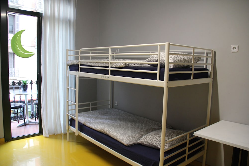 1 Cama en Dormitorio Compartido Mixto de 6 Camas, Baño Compartido