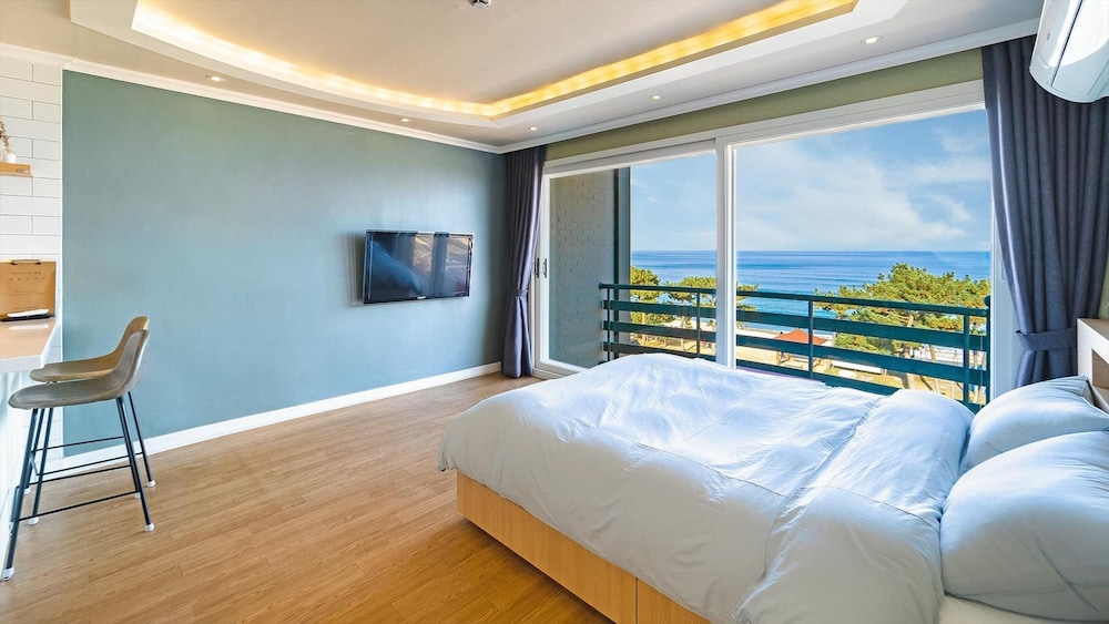 Basic Room, 1 Bedroom (Chamomile 403 (Ocean View)) photo 1