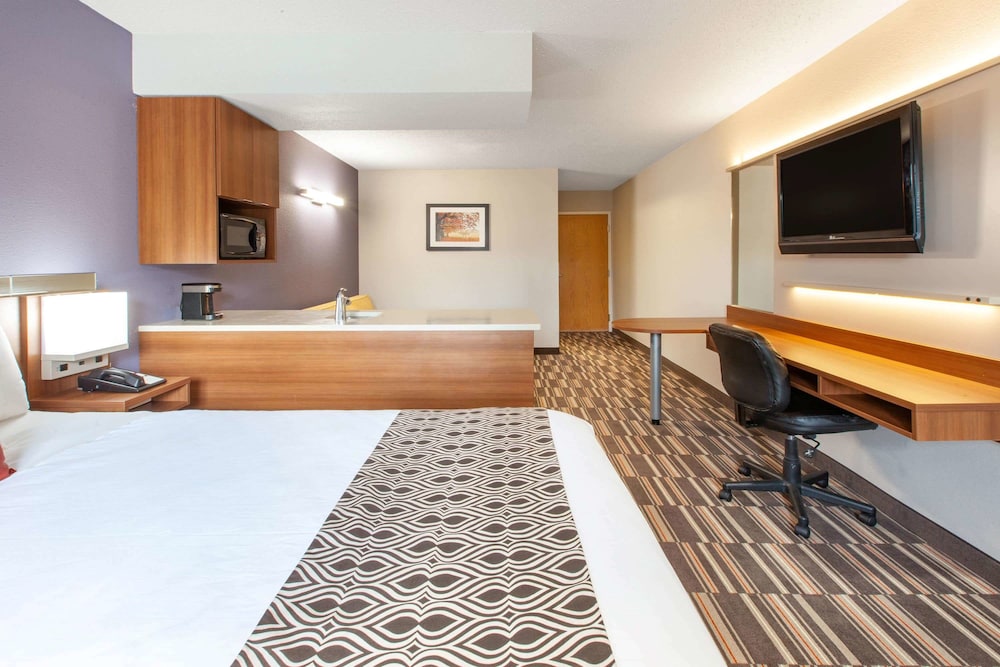 Suite, 1 Queen Bed with Sofa bed, Non Smoking - Photo 1