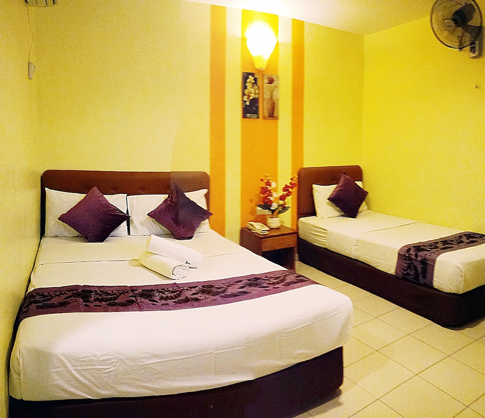 Family Triple Room, 3 Bedrooms, Non Smoking, No Windows - Photo 5