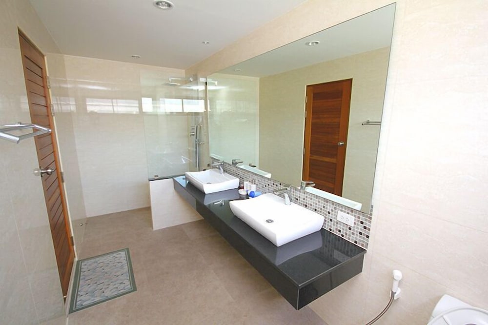 2 Bedrooms Penthouse Apartment photo 3