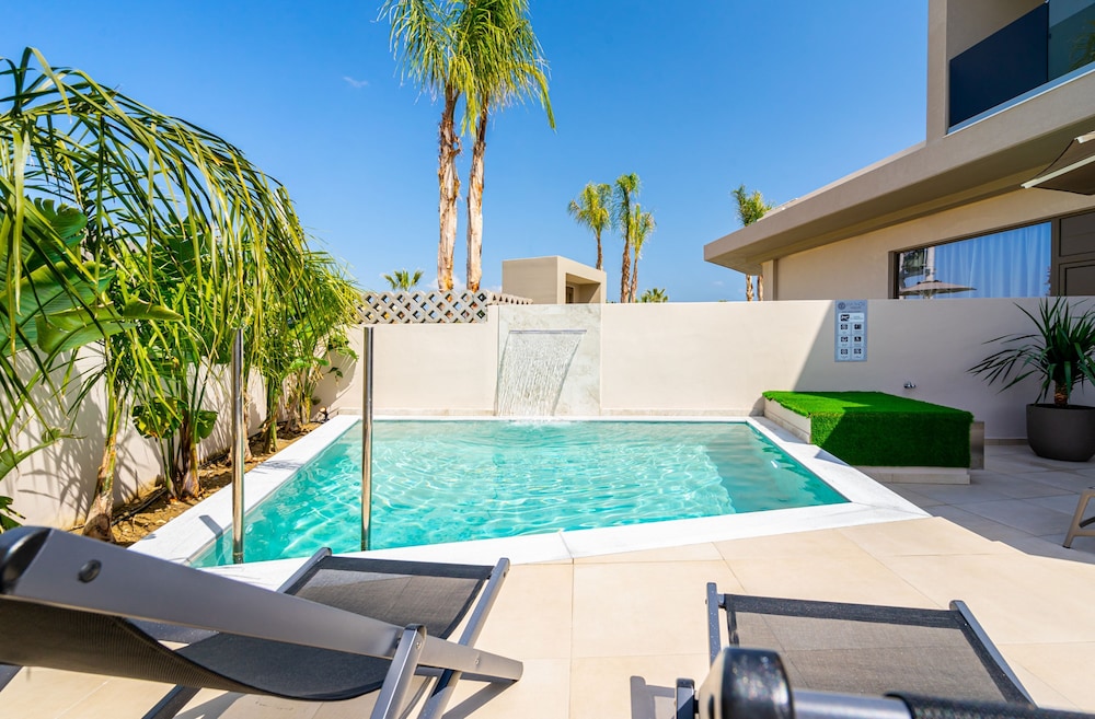Deluxe Suite, Private Pool photo 3