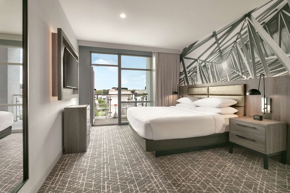 Suite, 1 King Bed, Balcony, Corner - Photo 3