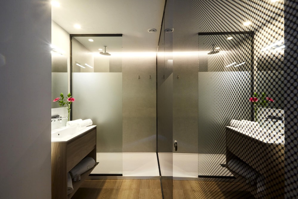 Superior Double Room thumbnail 5