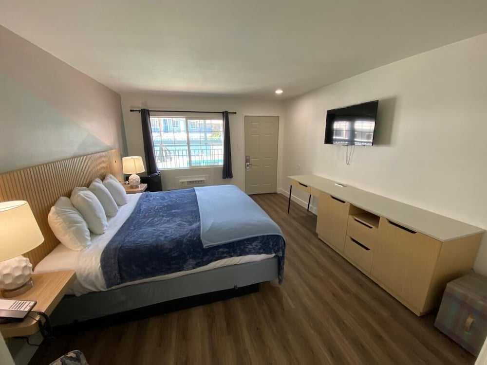 Standard Room, 1 King Bed photo 3