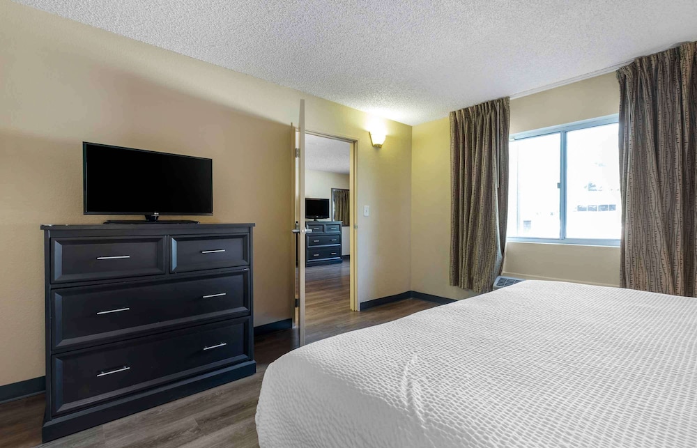 Suite, 1 King Bed with Sofa bed, Non Smoking - Photo 3