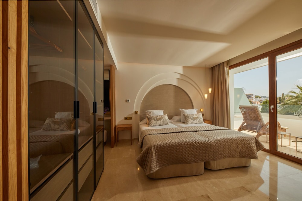 Suite Son Caliu Partial Sea View (VIP Lounge Included) thumbnail 6