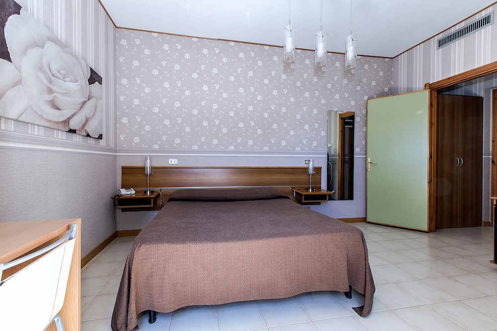 Double or Twin Room - Photo 4