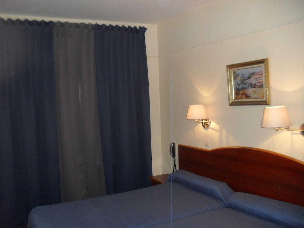 Twin Room, Private Bathroom (shared toilets) photo 3