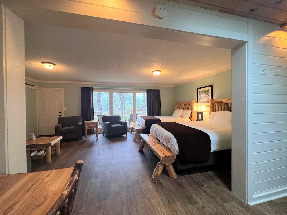 Inn Room 2 Queen Deluxe Suite photo 3