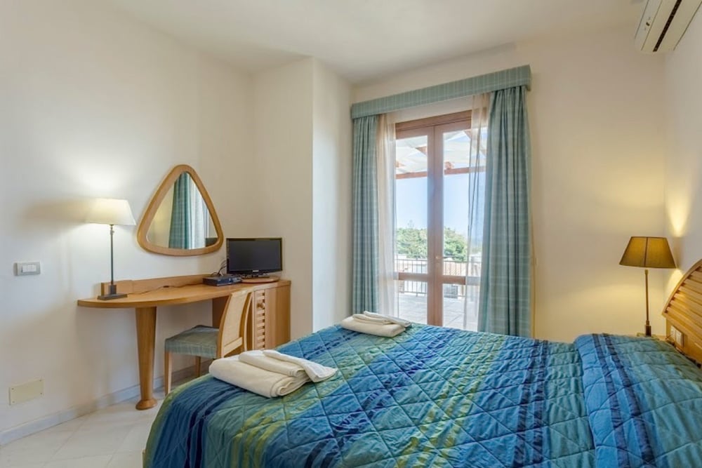 Junior Suite, Non Smoking, Partial Ocean View