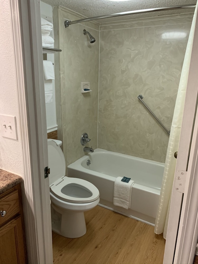Basic Room, 2 Queen Beds, Smoking photo 2