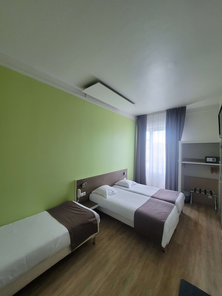 Standard Room, 3 Twin Beds - Photo 13