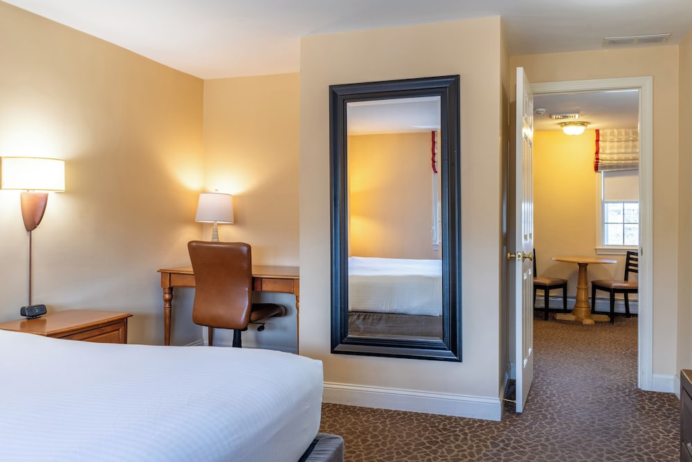 Suite, 1 King Bed, Non Smoking - Photo 2