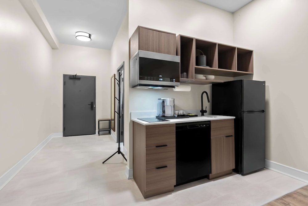 Suite, 2 Queen Beds, Non Smoking, Kitchen (Walk-in Shower;with Sofabed) photo 3
