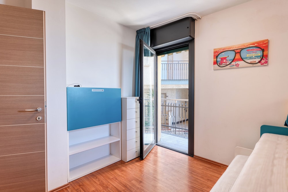 Family Apartment, Multiple Bedrooms, 2 Bathrooms, Sea Facing (Front Beach Magic Sea - 20m From The) photo 3