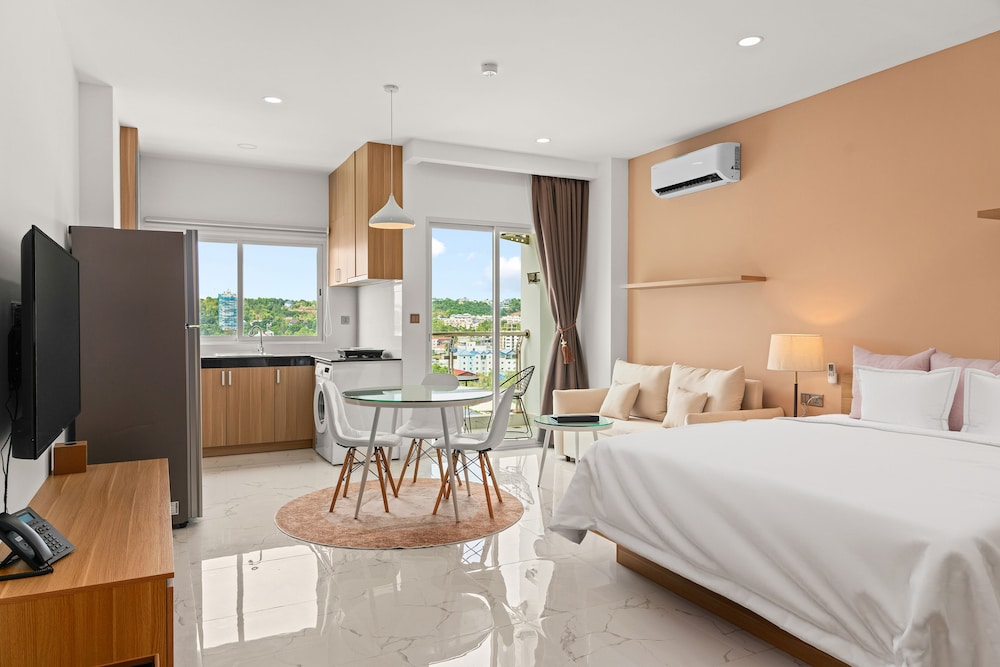 Comfort Studio Suite, 1 King Bed with Sofa bed, Balcony, City View photo 1