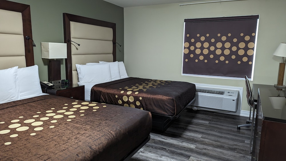 Room, 2 Queen Beds, Non Smoking - Photo 9