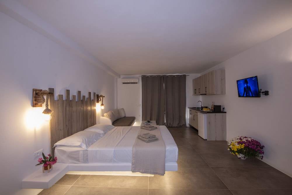 Suite Erato with Outdoor Plunge Pool