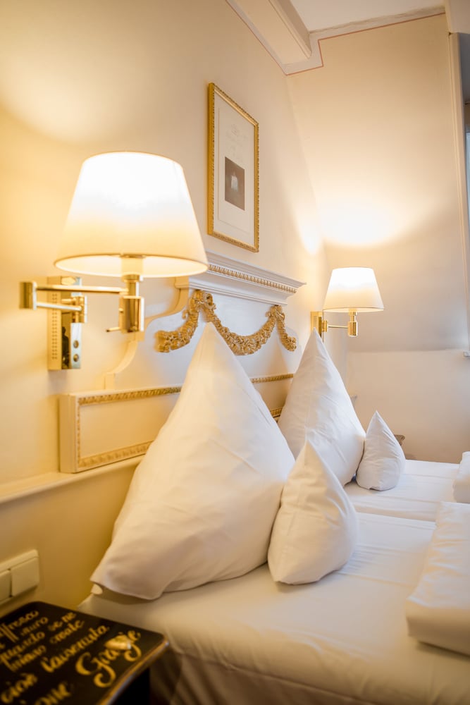 Standard Double Room - Photo 11