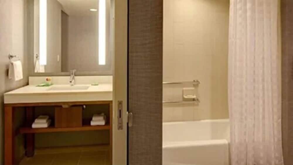 Standard Room, 1 King Bed, Accessible photo 3