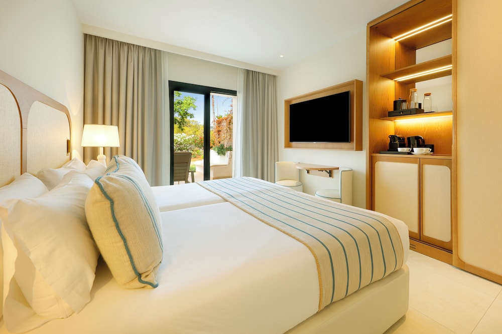 Deluxe Room (Signature Level, Cosy) - Club Access Included