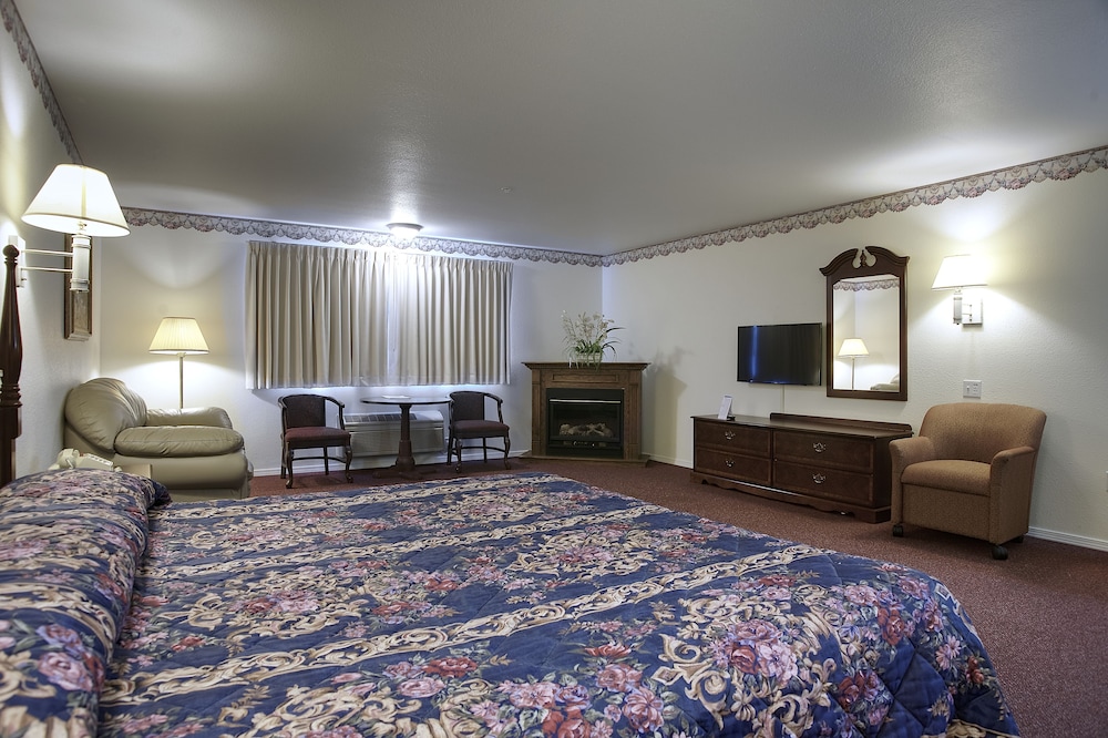 One King Bed with Electric Fire place, Refrigerator & Microwave photo 2