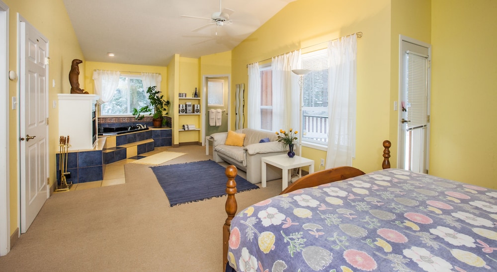 Otter's Burrow- Deluxe Suite with Spa photo 1