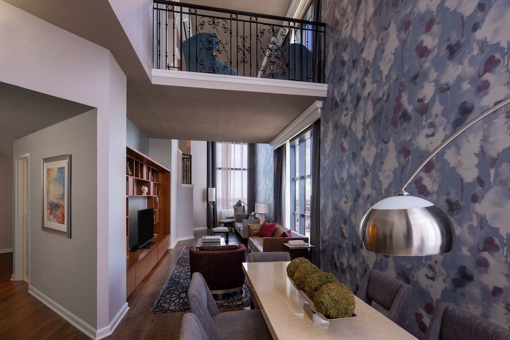 Suite, 2 Bedrooms, City View (Corner) - Photo 1