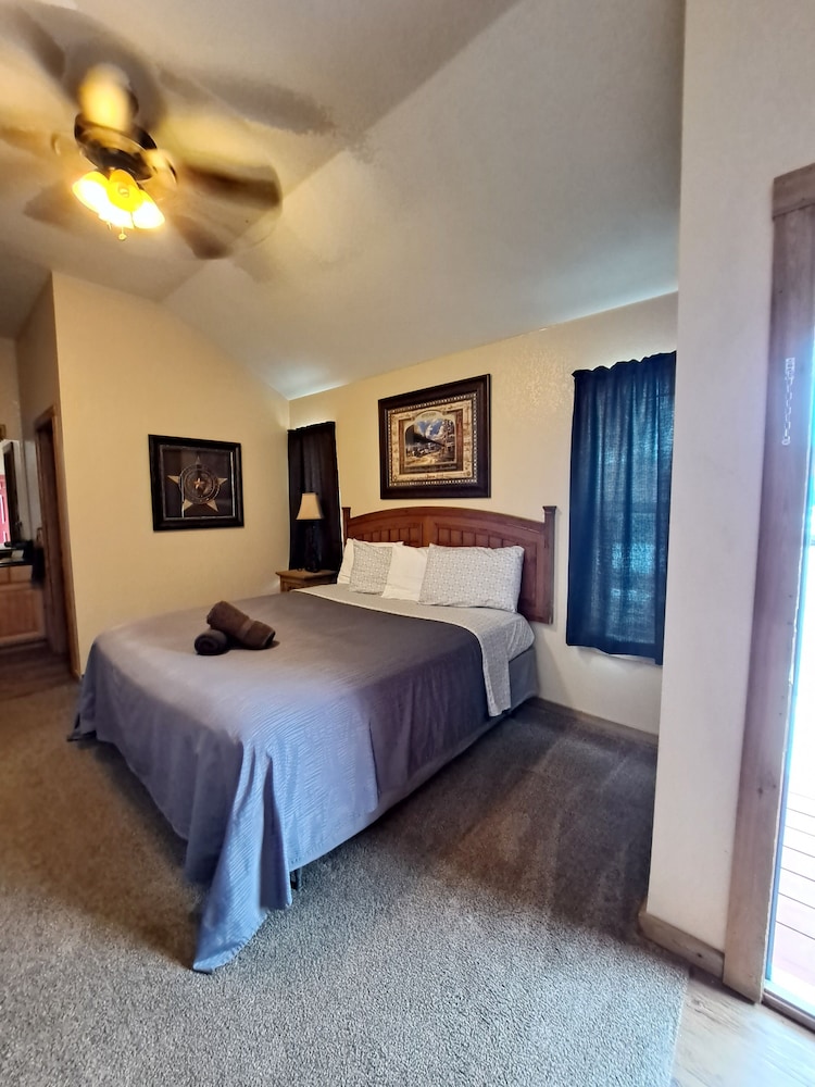 Traditional Cabin, 1 King Bed photo 1