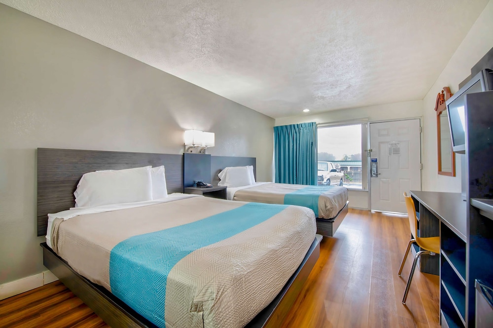 Deluxe Room, 2 Queen Beds, Non Smoking, Refrigerator & Microwave photo 1