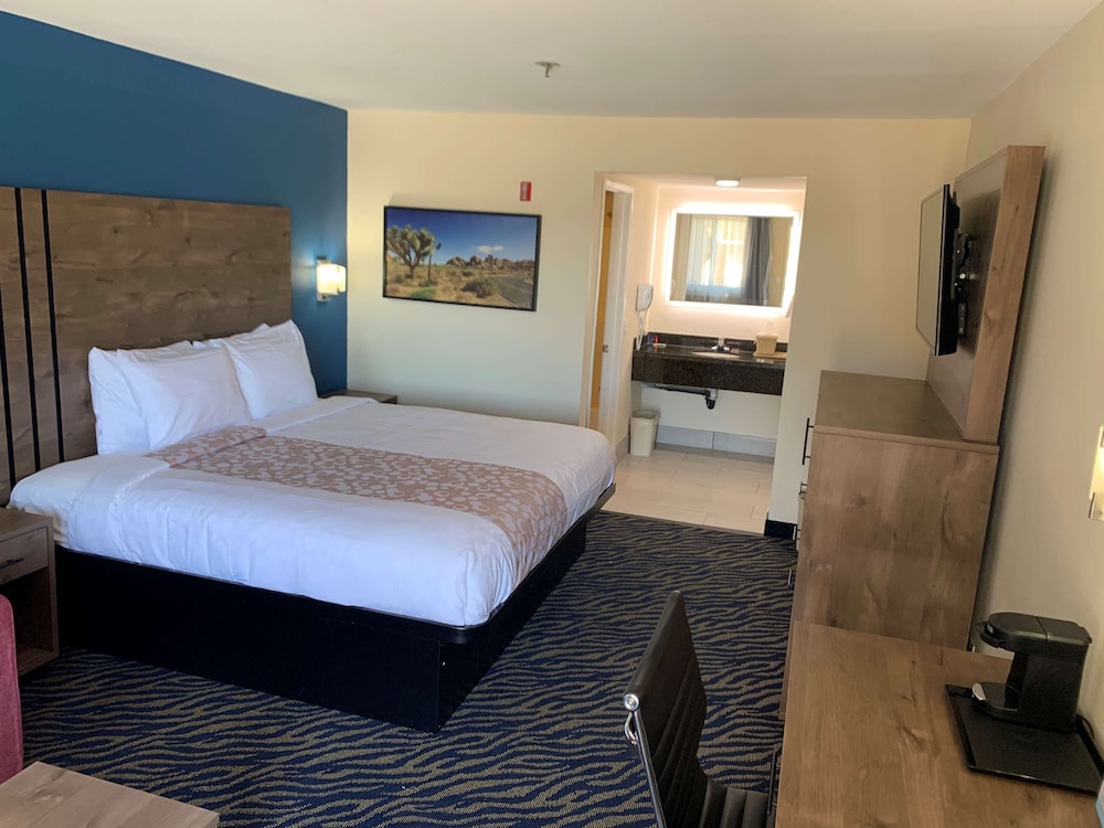 Standard Room, 1 King Bed, Accessible, Smoking - Photo 2