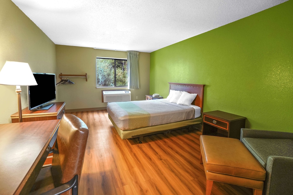 Business Room, 1 King Bed, Non Smoking - Photo 3