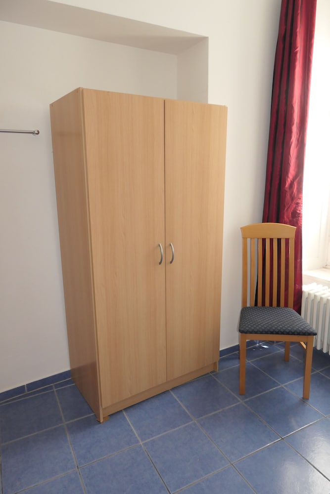Single Room (Shared Toilet) photo 3