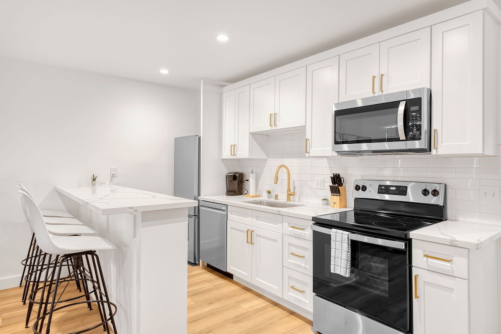 Luxury Suite, Multiple Beds, Kitchen, Courtyard View