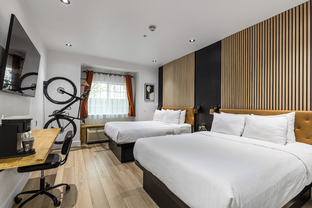 Deluxe Double Room - Photo 13