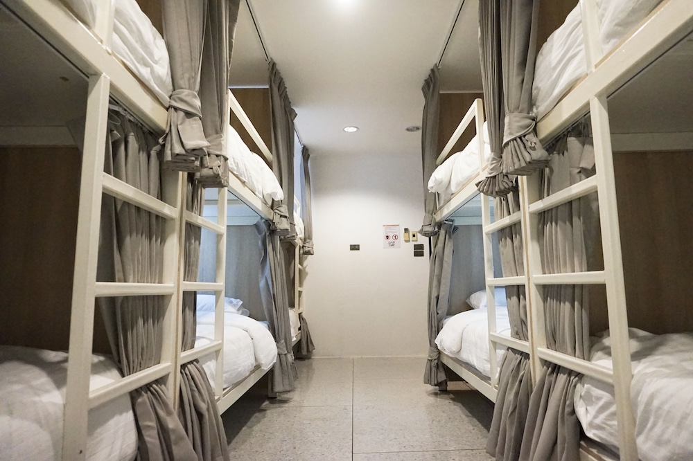 5 Beds Mixed Dormitory with Shared Bathroom photo 3