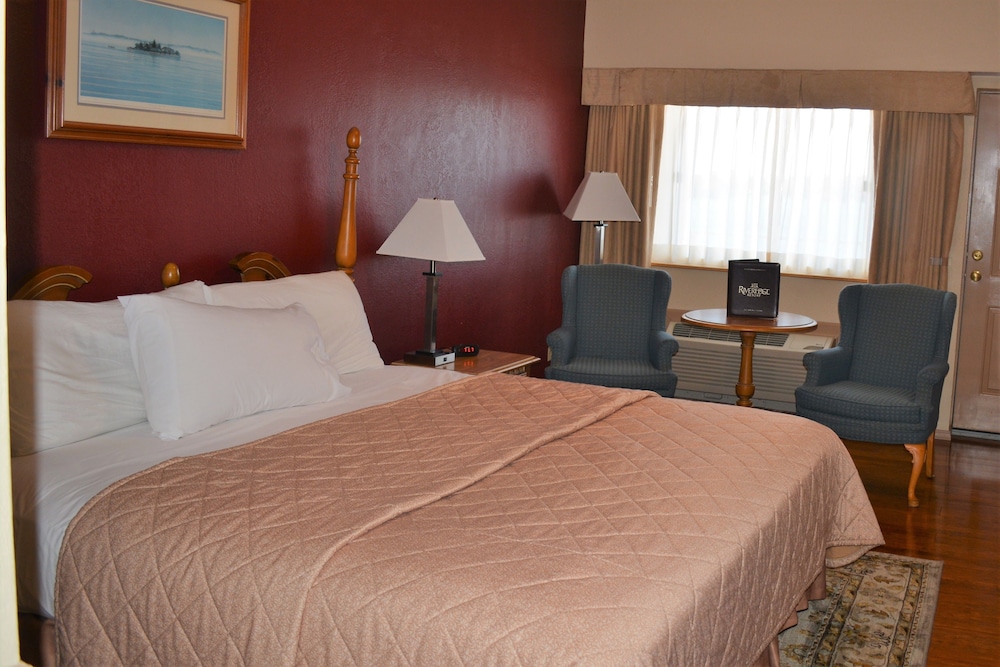 Panoramic Room, 1 King Bed, Balcony, St. Lawrence River View photo 3