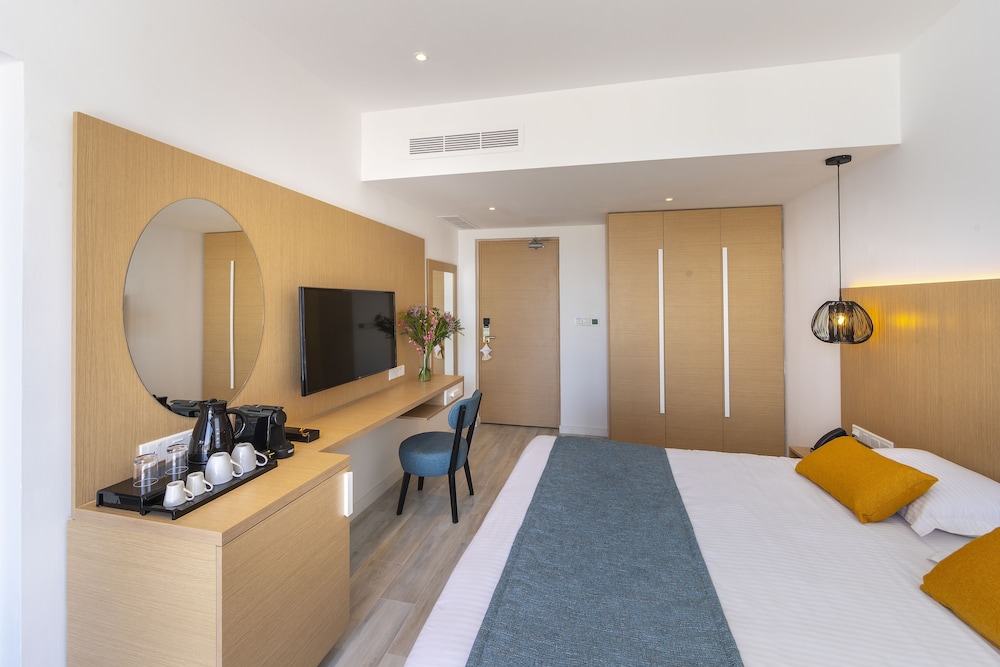 Room, Partial Sea View - Photo 5
