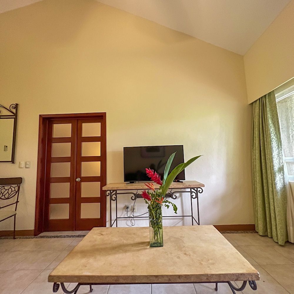Suite - Photo 10