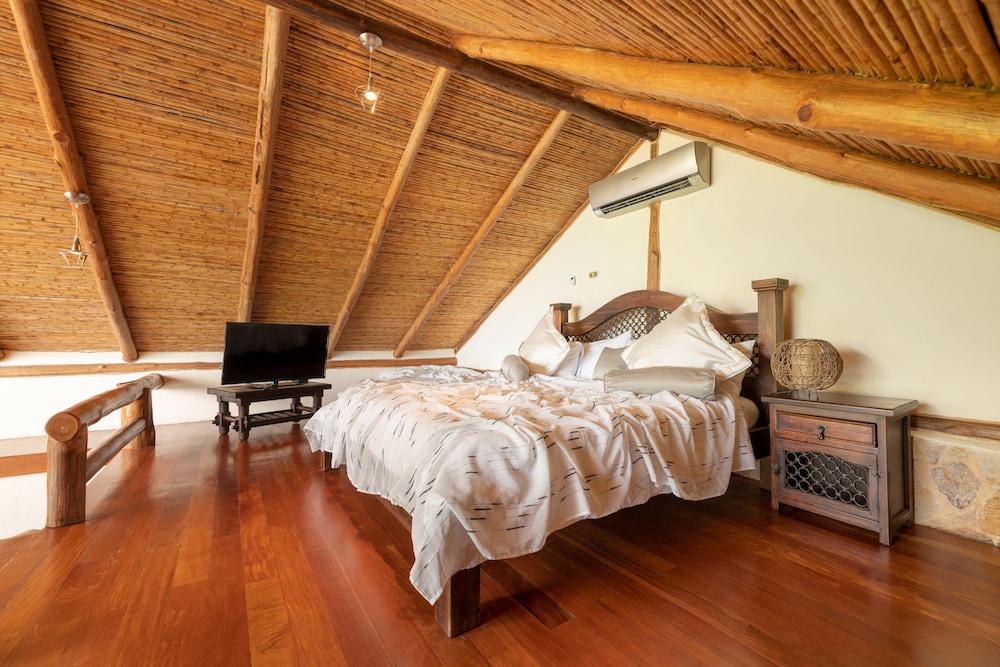 Honeymoon Suite with Ocean View - Photo 2