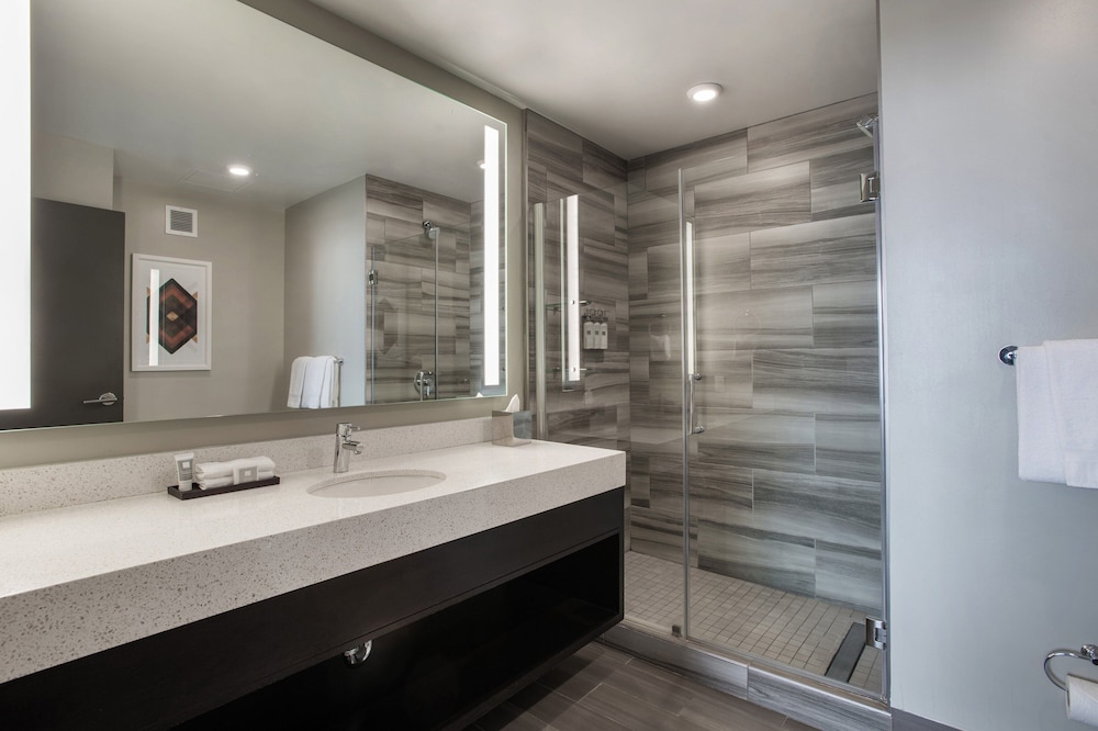 Room, 1 King Bed (Mobility Accessible, Tub) - Photo 6