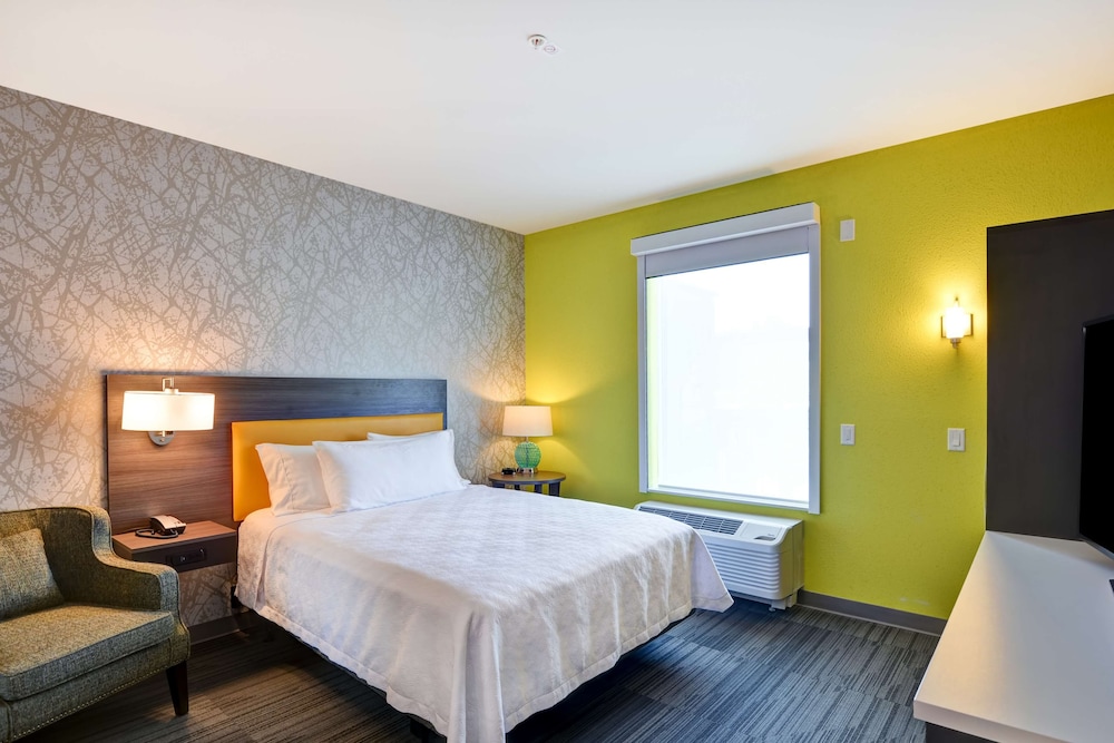 Suite, 1 Queen Bed, Accessible (Roll-In Shower) photo 3