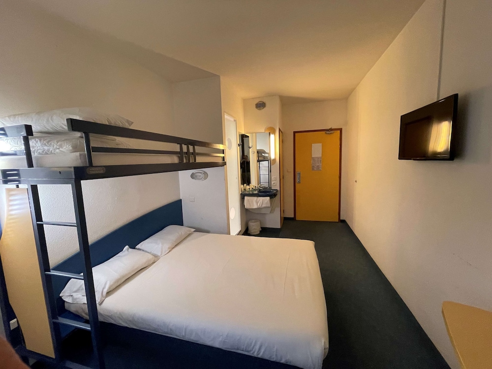 Standard Room, Multiple Beds photo 3