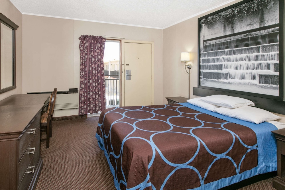 Room, 1 Queen Bed, Microwave photo 1