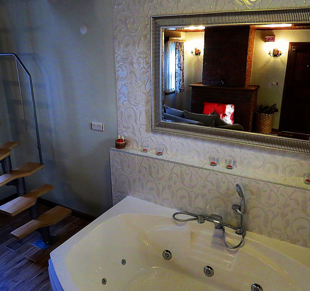 Deluxe Room, Jetted Tub photo 2