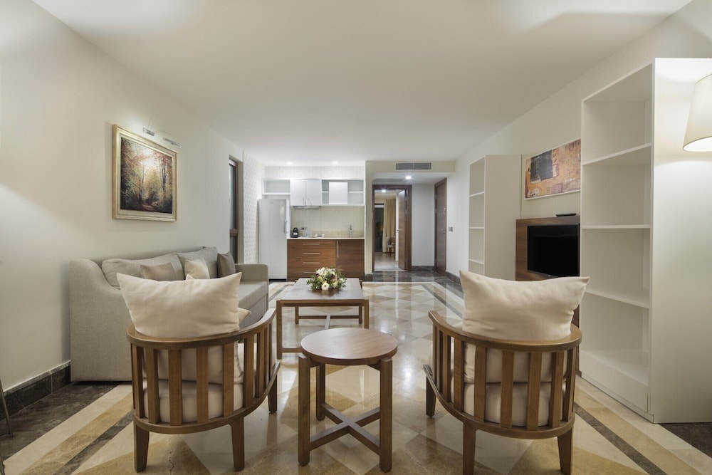 Lagoon Family Deluxe Suite Swim-up Sharing Pool photo 1